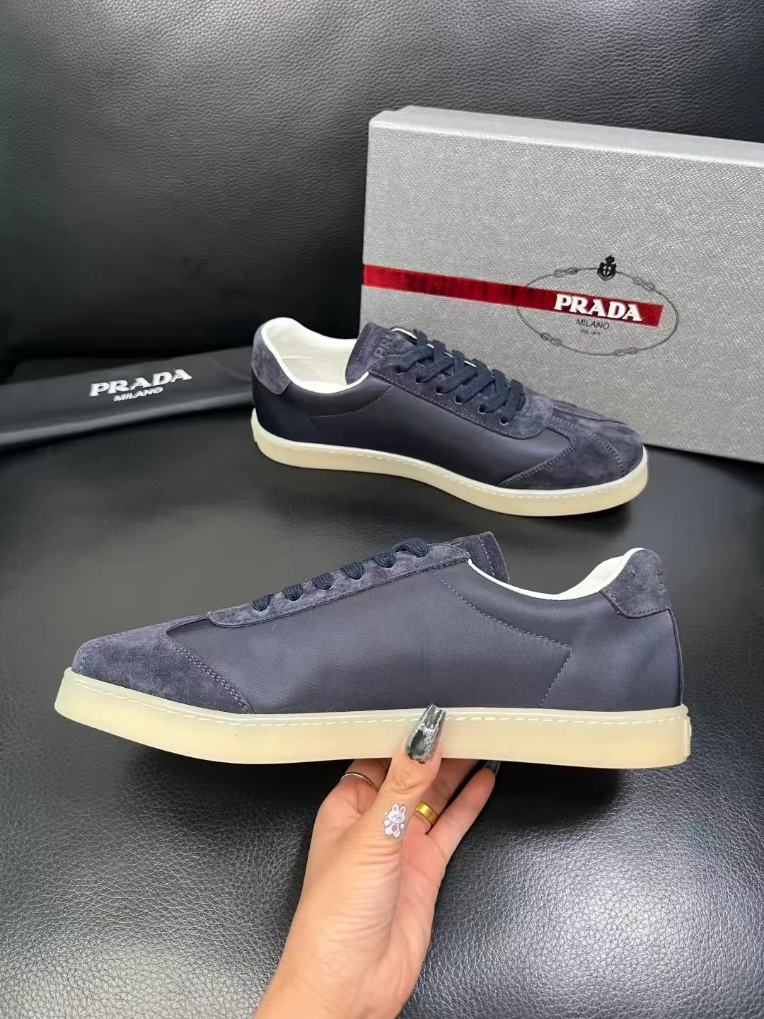 P380 38-45 Prada Prada’s new men’s leather sneakers, the highest version on the market, any comparison is welcome🆚! The original leather has excellent texture and is super high-end! Fetal sheep net lining imported from Italy, removable pad! Luxurious materials and fine workmanship, highly recommended! No. 058